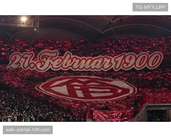 看台画面：远征的巴萨球迷在酋长球场展示巨幅Tifo